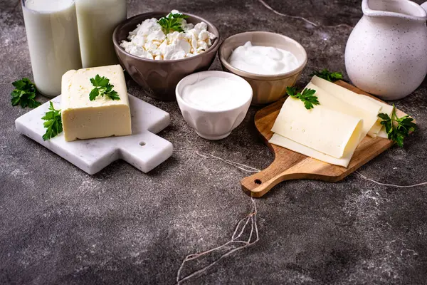 Süt ürünleri çeşitleri. Süt, süzme peynir, peynir, krema, tereyağı ve yoğurt