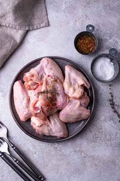 Siyah arka planda çiğ tavuk kanadı..