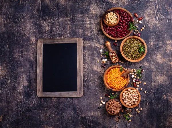 Çeşitli baklagillerin karışımı. Fasulye, mercimek, soya fasulyesi, bezelye ve nohut.