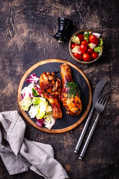 Kızarmış ya da sebzeli tavuk budu.