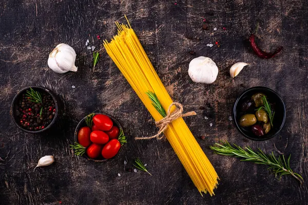 İtalyan yemek konsepti. Spagetti, domates, biberiye, sarımsak ve baharatlı.