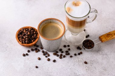 Duble espresso ve kapuçino. Farklı türde kahve.