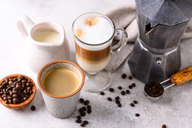 Duble espresso ve kapuçino. Farklı türde kahve.