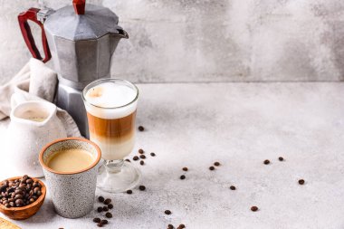 Duble espresso ve kapuçino. Farklı türde kahve.