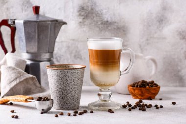 Duble espresso ve kapuçino. Farklı türde kahve.