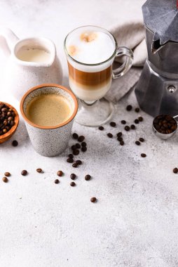 Duble espresso ve kapuçino. Farklı türde kahve.