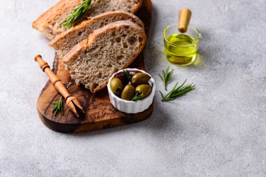 Taze ekmek, zeytinyağı ve zeytin karışımı. Yunan mezeleri