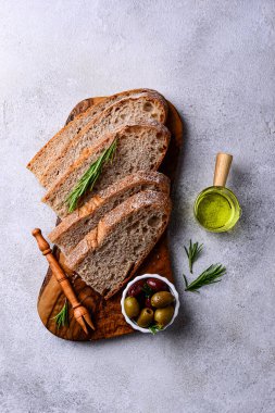 Taze ekmek, zeytinyağı ve zeytin karışımı. Yunan mezeleri