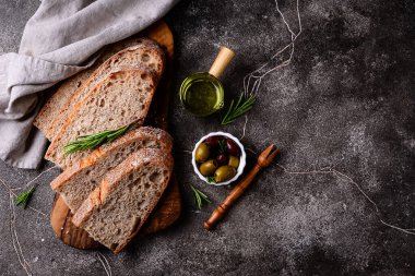 Taze ekmek, zeytinyağı ve zeytin karışımı. Yunan mezeleri