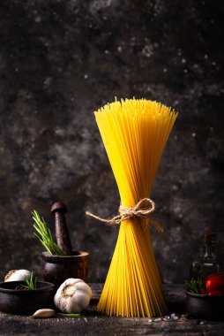 İtalyan yemek konsepti. Spagetti, domates, biberiye, sarımsak ve baharatlı.