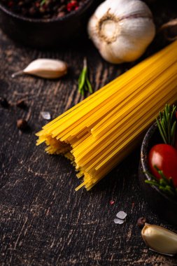 İtalyan yemek konsepti. Spagetti, domates, biberiye, sarımsak ve baharatlı.