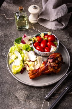 Kızarmış ya da sebzeli tavuk budu.