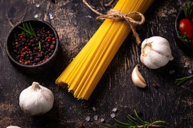İtalyan yemek konsepti. Spagetti, domates, biberiye, sarımsak ve baharatlı.