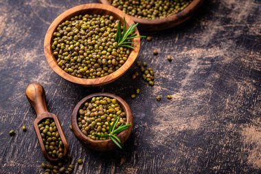 Siyah arka planda pişmemiş fasulye kasesi.