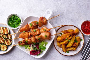 Kızarmış tavuk şiş sebzeli kebap.