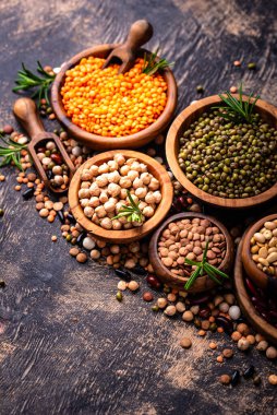 Çeşitli baklagillerin karışımı. Fasulye, mercimek, soya fasulyesi, bezelye ve nohut.
