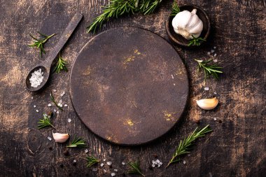 Biberiye, sarımsak, tuz ve biber. Mutfak arka planı.