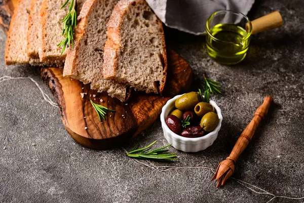 Taze ekmek, zeytinyağı ve zeytin karışımı. Yunan mezeleri