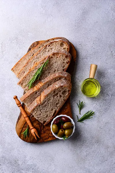 Taze ekmek, zeytinyağı ve zeytin karışımı. Yunan mezeleri