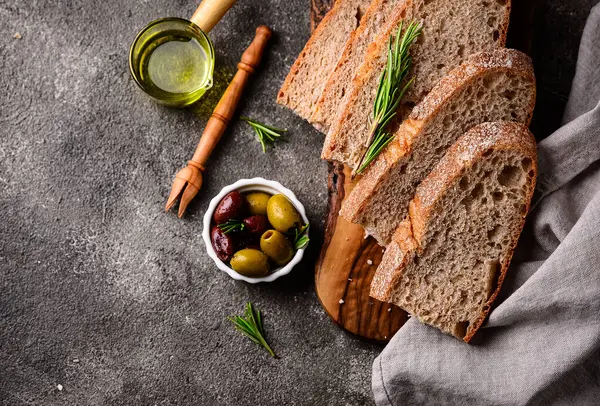 Taze ekmek, zeytinyağı ve zeytin karışımı. Yunan mezeleri