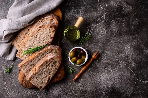 Taze ekmek, zeytinyağı ve zeytin karışımı. Yunan mezeleri