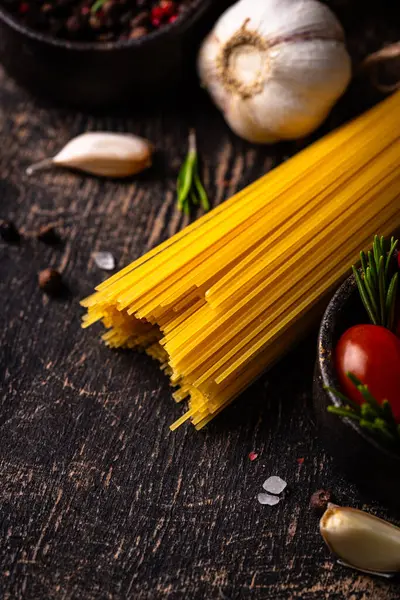 İtalyan yemek konsepti. Spagetti, domates, biberiye, sarımsak ve baharatlı.