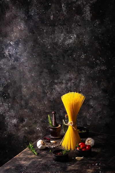 İtalyan yemek konsepti. Spagetti, domates, biberiye, sarımsak ve baharatlı.