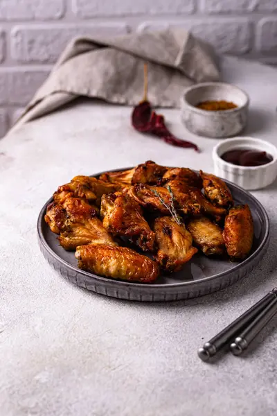 Fırınlanmış baharatlı tavuk kanadı ve sos.