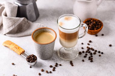 Duble espresso ve kapuçino. Farklı türde kahve.