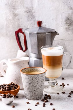 Duble espresso ve kapuçino. Farklı türde kahve.