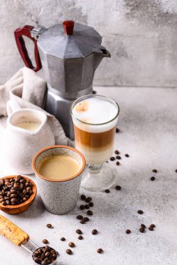 Duble espresso ve kapuçino. Farklı türde kahve.