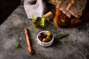Taze ekmek, zeytinyağı ve zeytin karışımı. Yunan mezeleri