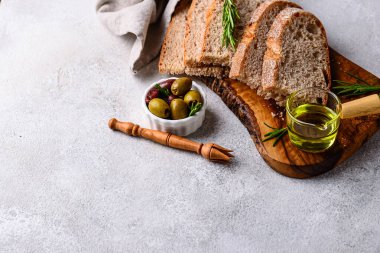 Taze ekmek, zeytinyağı ve zeytin karışımı. Yunan mezeleri