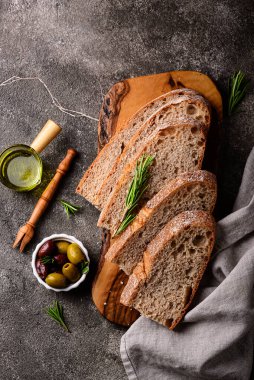 Taze ekmek, zeytinyağı ve zeytin karışımı. Yunan mezeleri