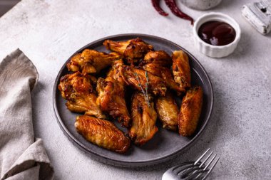Fırınlanmış baharatlı tavuk kanadı ve sos.