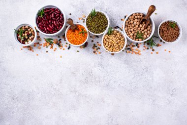 Çeşitli baklagillerin karışımı. Fasulye, mercimek, soya fasulyesi, bezelye ve nohut.