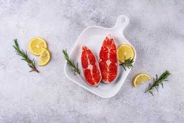 Çiğ somon, biberiye ve limonlu.