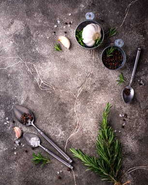 Biberiye, sarımsak, tuz ve biber. Mutfak arka planı.