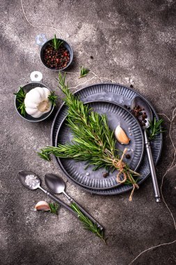 Biberiye, sarımsak, tuz ve biber. Mutfak arka planı.