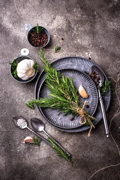 Biberiye, sarımsak, tuz ve biber. Mutfak arka planı.