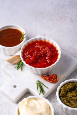 Farklı soslar seti. Ketçap, hardal, pesto, adjika