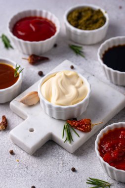 Farklı soslar seti. Ketçap, hardal, pesto, adjika