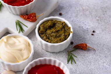 Farklı soslar seti. Ketçap, hardal, pesto, adjika