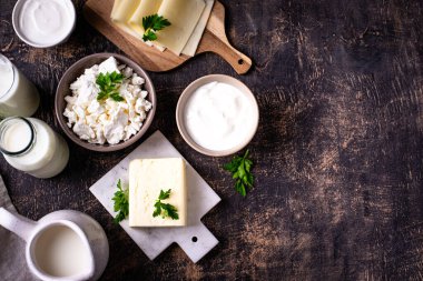 Süt ürünleri çeşitleri. Süt, süzme peynir, peynir, krema, tereyağı ve yoğurt