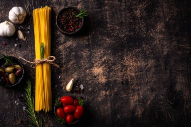İtalyan yemek konsepti. Spagetti, domates, biberiye, sarımsak ve baharatlı.