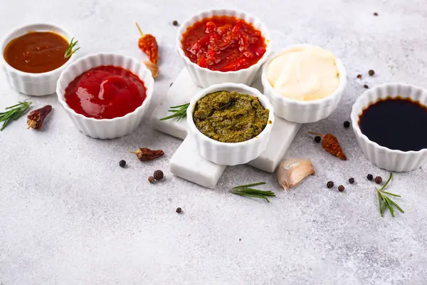 Farklı soslar seti. Ketçap, hardal, pesto, adjika