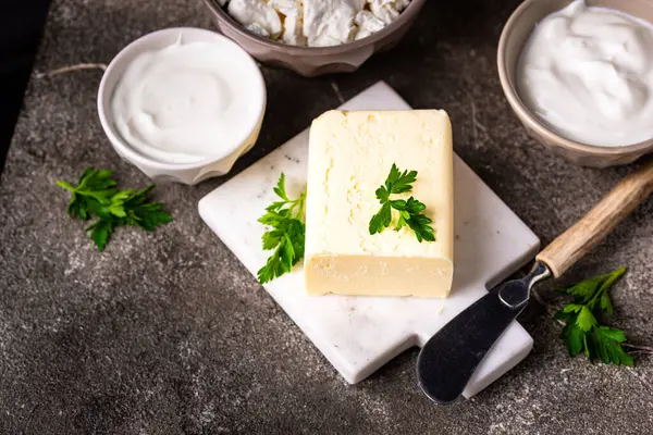 Süt ürünleri çeşitleri. Süt, süzme peynir, peynir, krema, tereyağı ve yoğurt