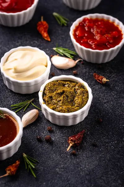 Farklı soslar seti. Ketçap, hardal, pesto, adjika