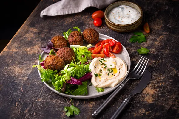Humus, falafel ve sebzeli sağlıklı vejetaryen salatası.