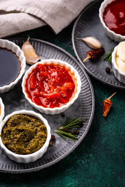 Farklı soslar seti. Ketçap, hardal, pesto, adjika